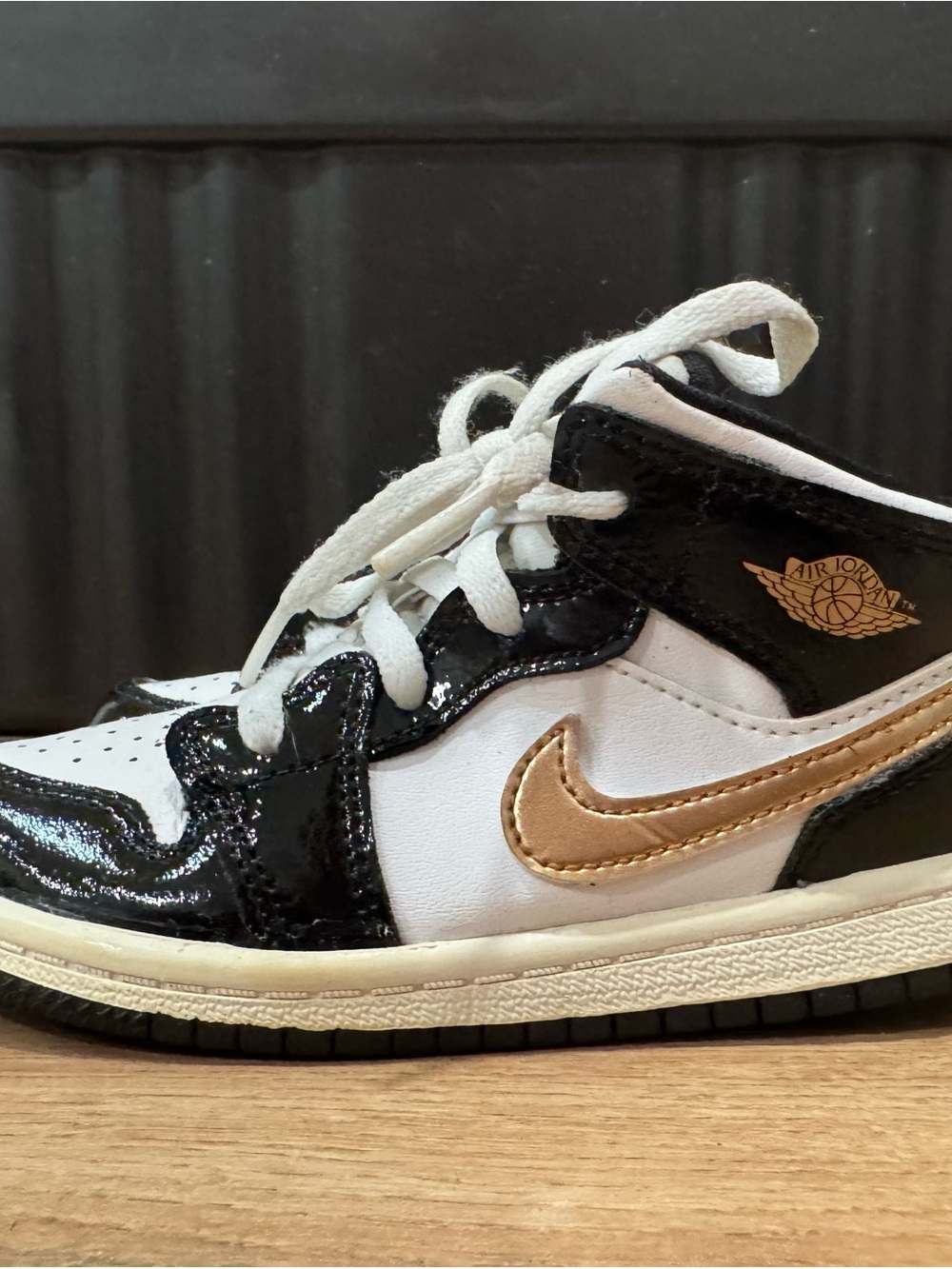 Jordan Kids Low-Top Jordans- White, Black & Metallic Gold